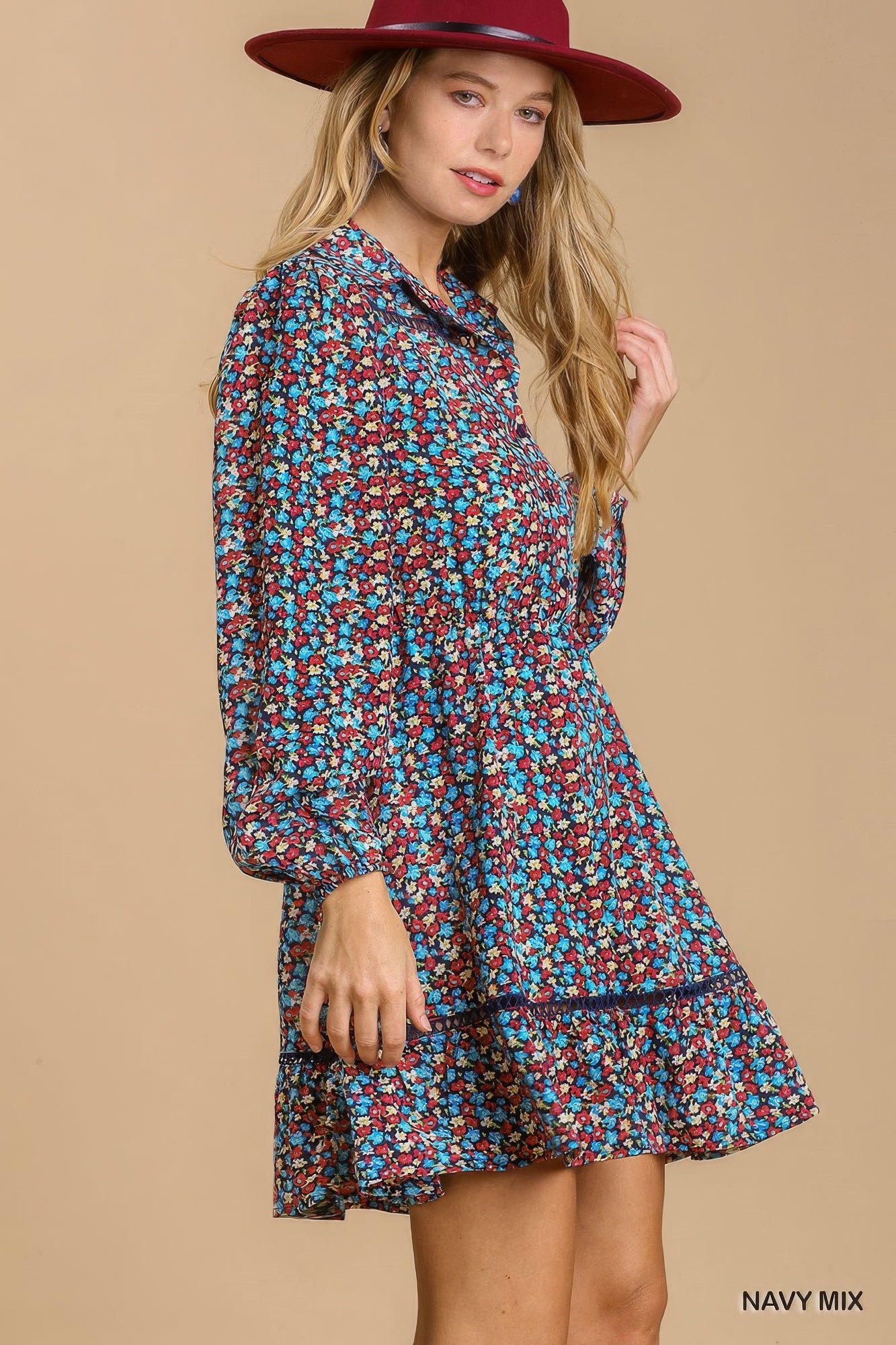 Vestido con cuello, botones y estampado floral con detalles ribeteados en crochet